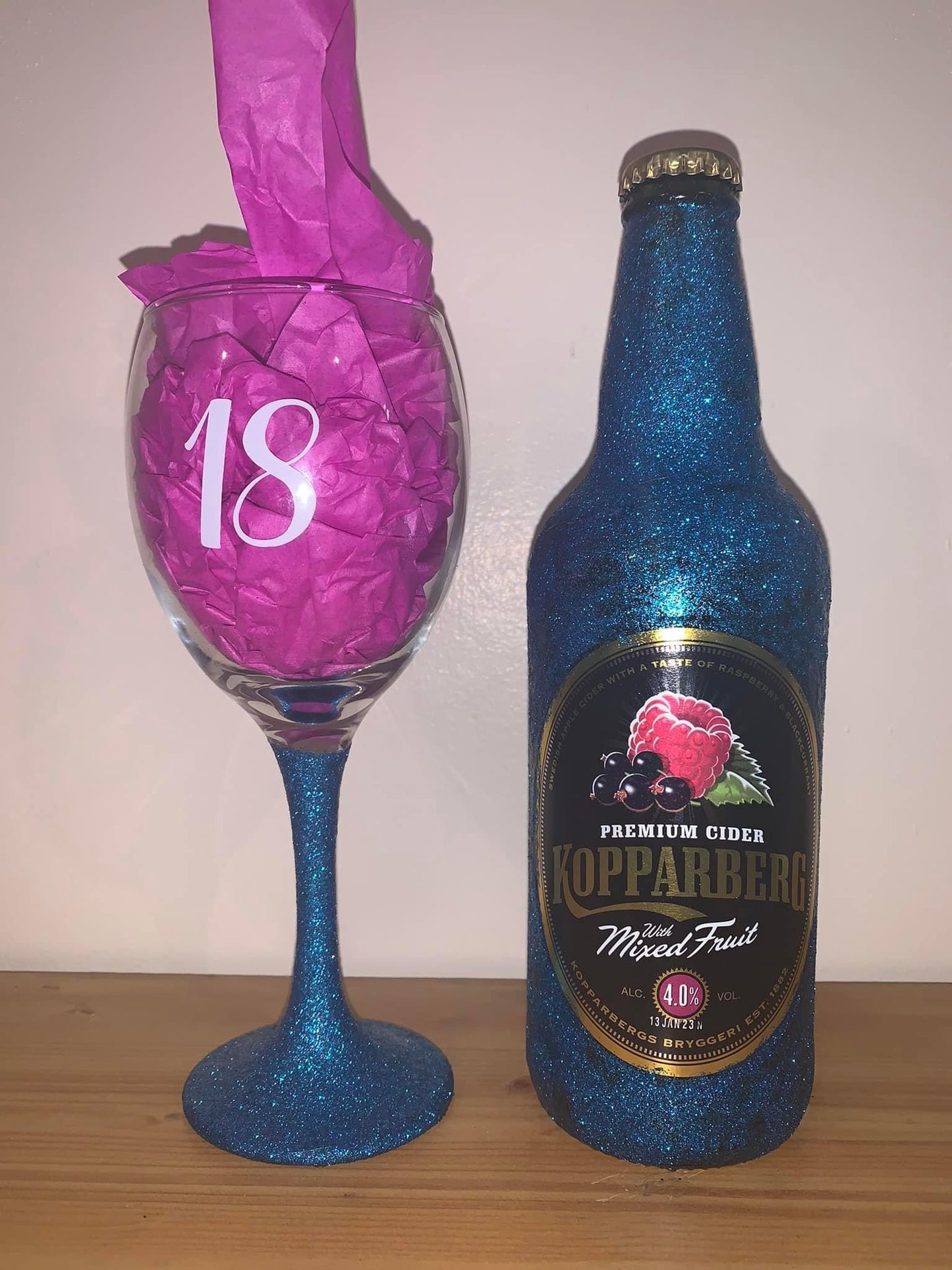 Wine glass (with glitter stem)